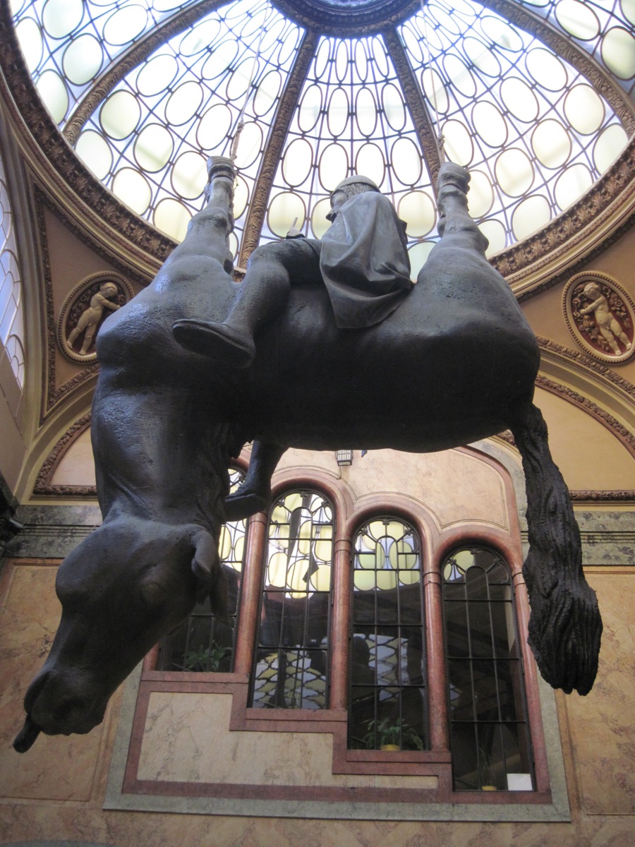 24-Praga-Statua equestre  appesa al contrario e pendente nel Palac Lucerna